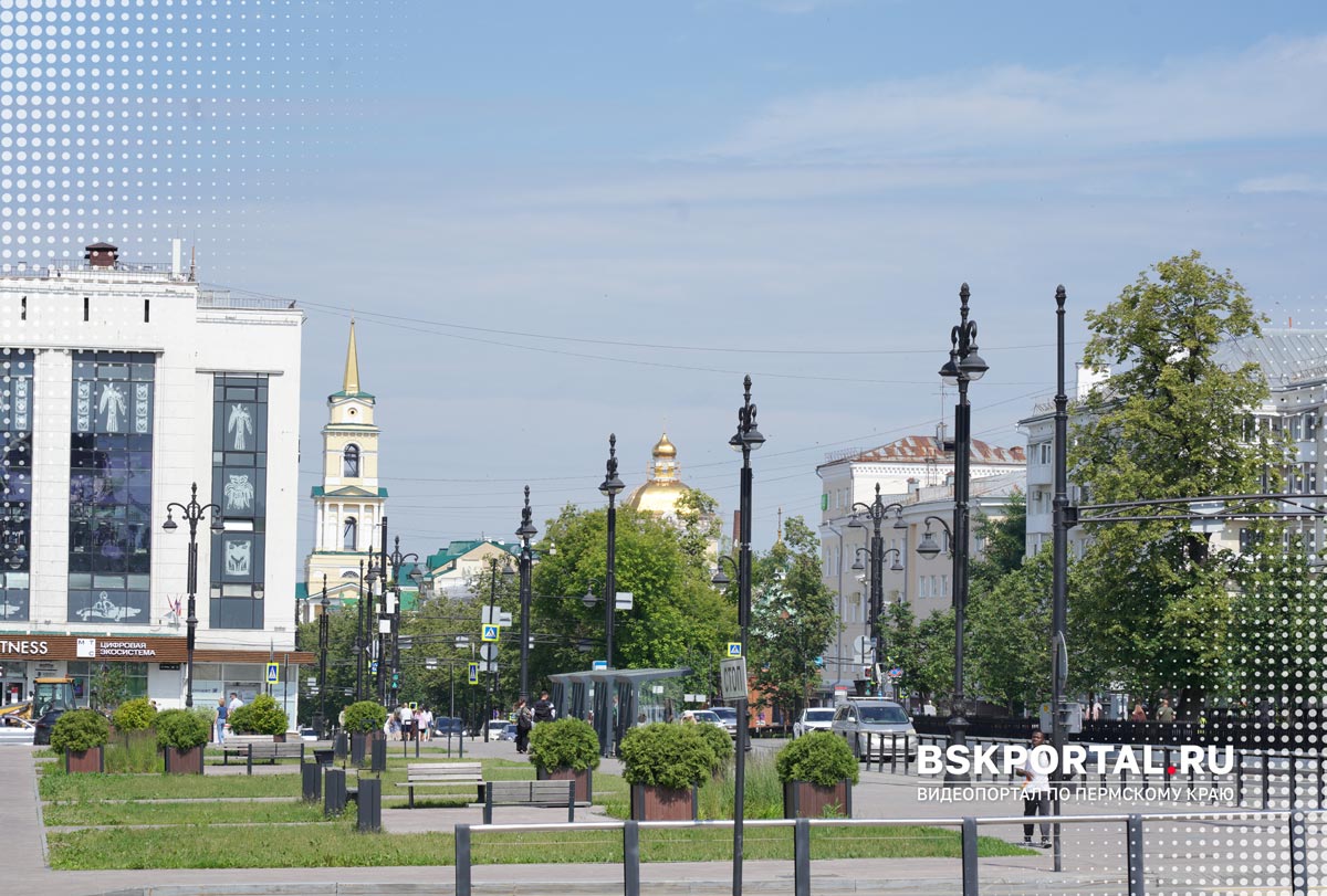 Сквер в центре Перми рядом с ЦУМом, улицей Ленина и гостиницей «Урал»