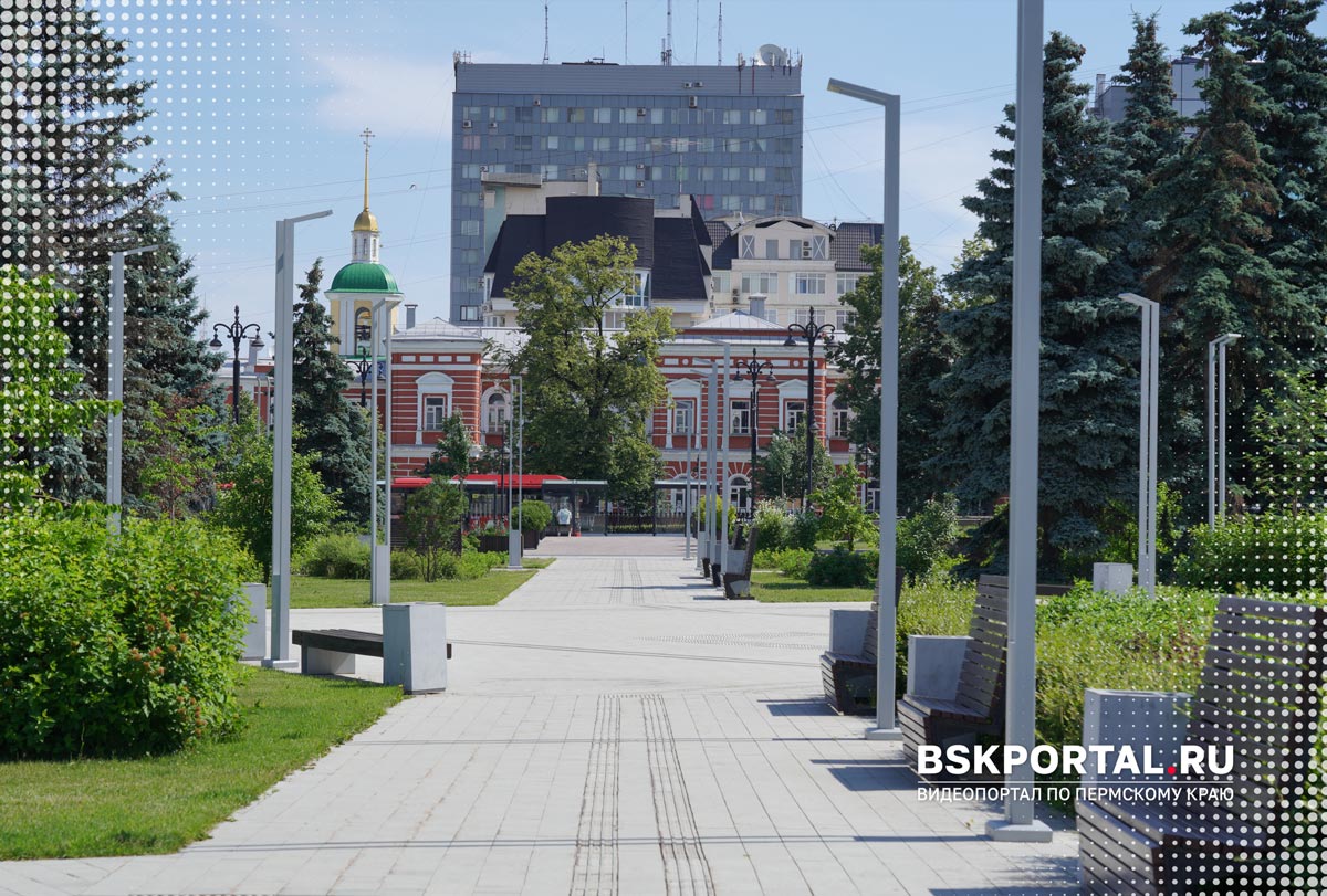 Сквер напротив ЦУМа в Перми, где установлена скульптура большого бронзового медведя