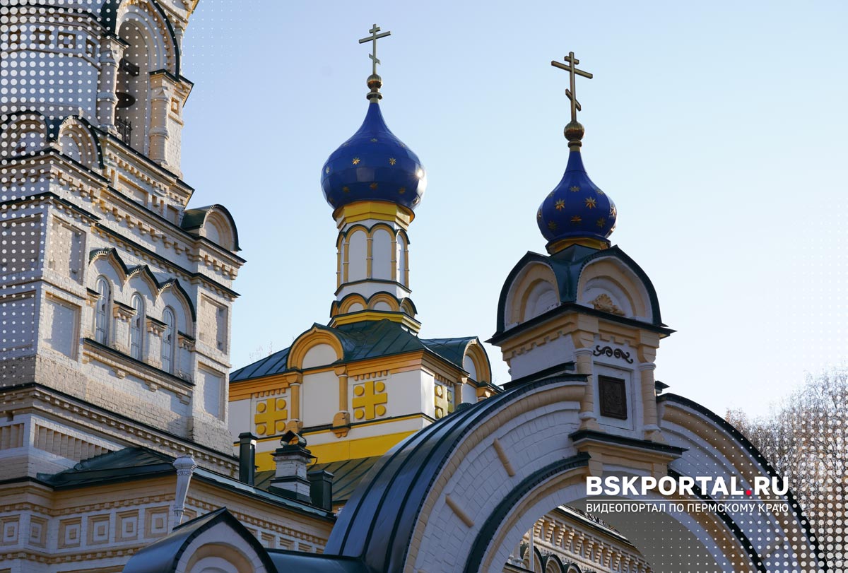 Купола Успенской церкви на Егошихинском кладбище в Перми