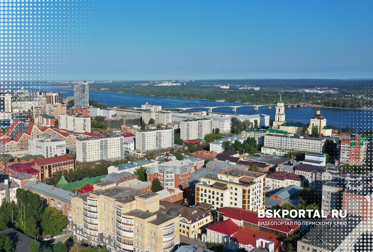 Панорама центра Перми с высоты: река Кама, Коммунальный мост и Спасо-Преображенский собор
