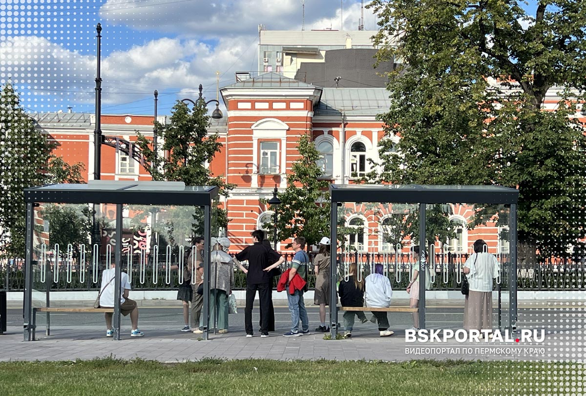 Современная автобусная остановка на Комсомольском проспекте в Перми