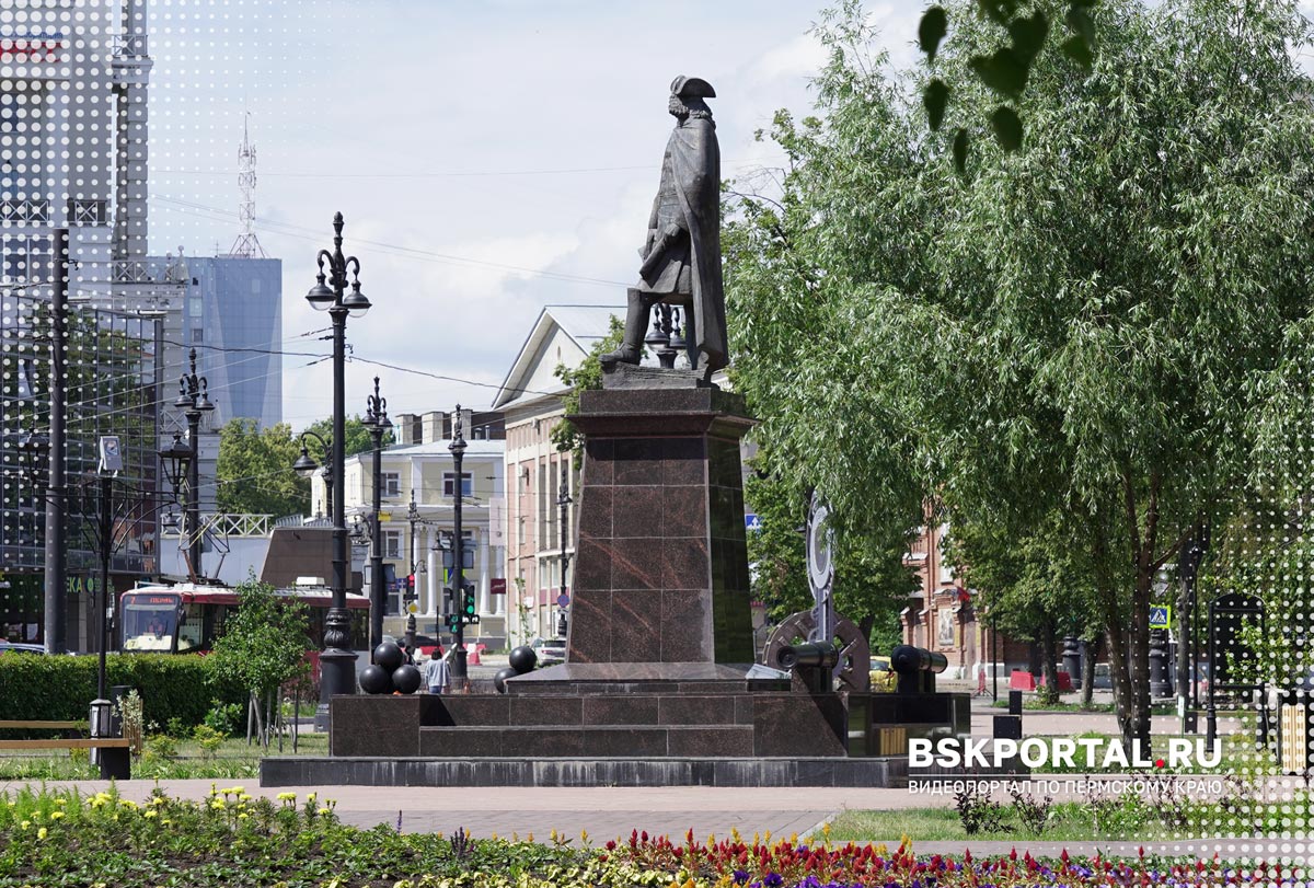 Памятник Василию Татищеву в сквере на улице Ленина в Перми