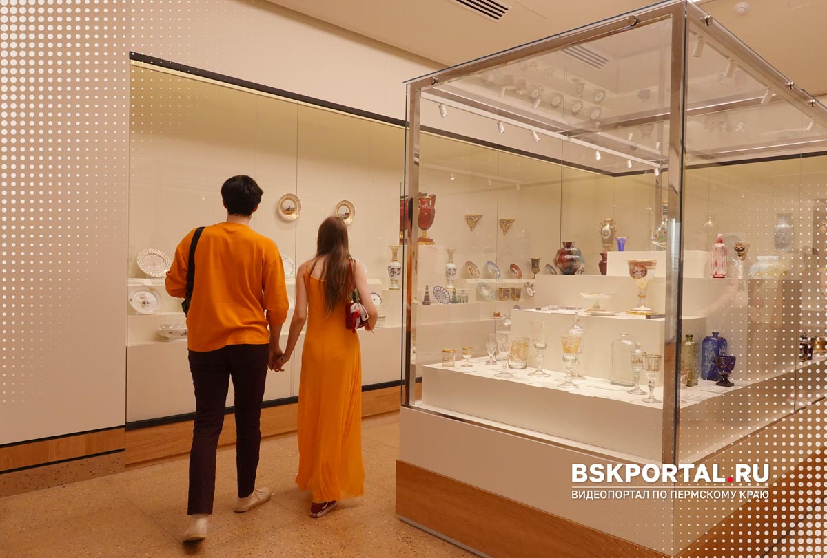 Посетители в зале Пермской художественной галереи у витрин с фарфором, стеклом и декоративной посудой