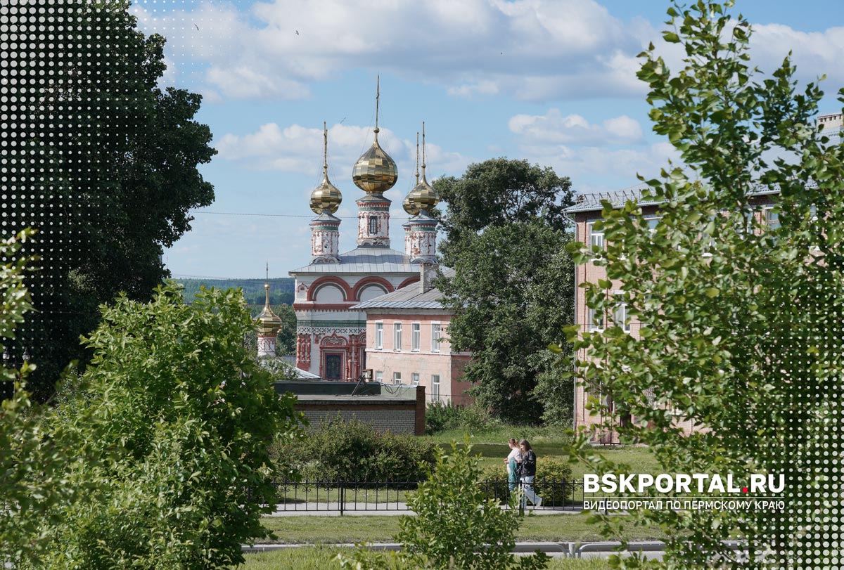Богоявленская церковь в Соликамске среди деревьев