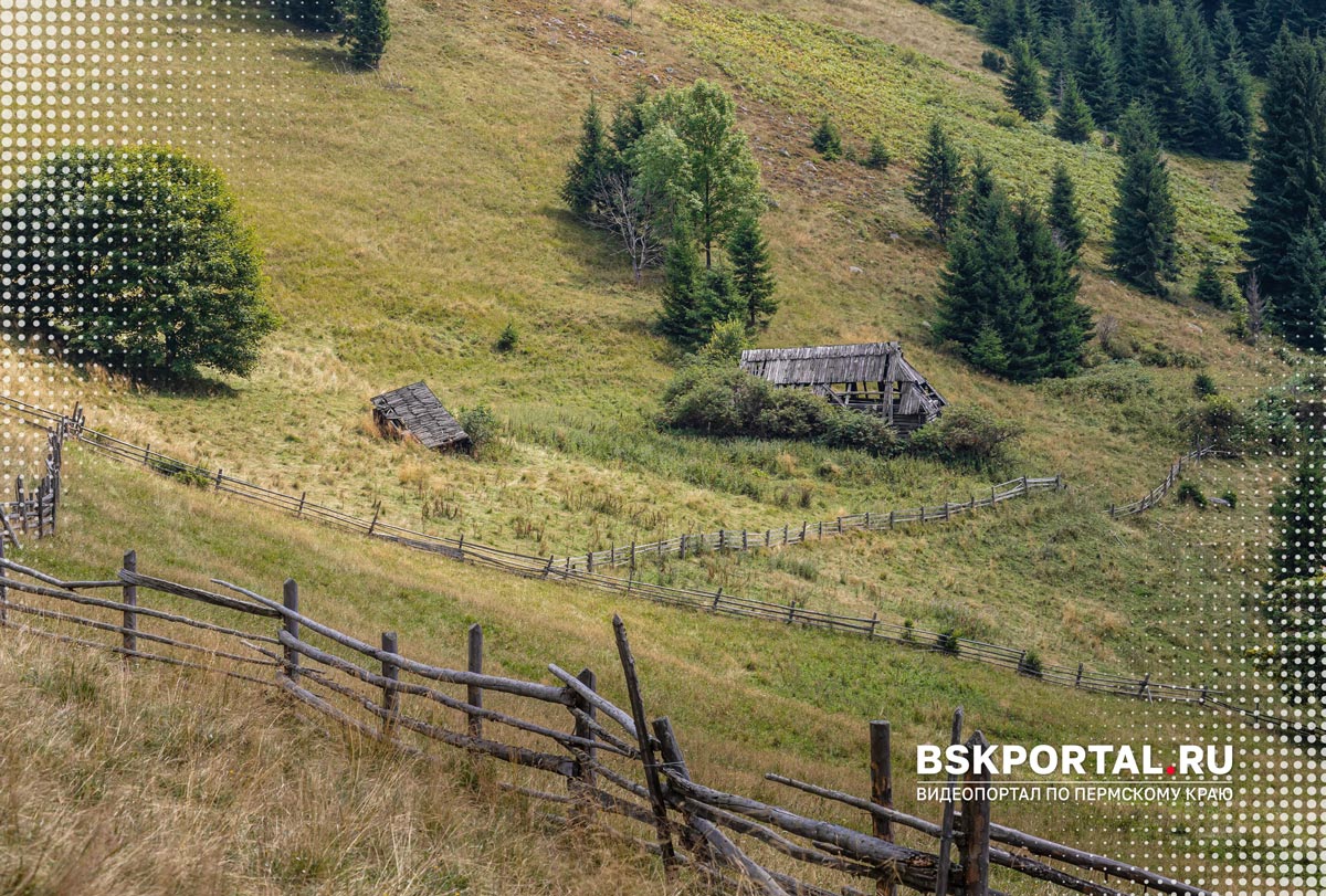 Заброшенные деревянные дома и изгороди Пермского края