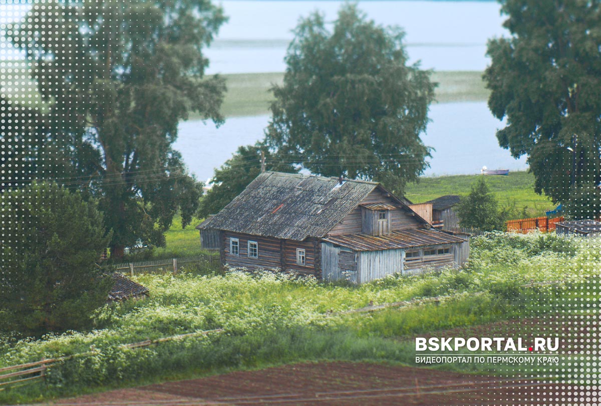 Одинокий старый деревянный дом на берегу реки