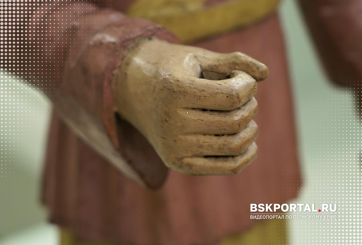 Рука деревянной скульптуры святого из коллекции пермских богов