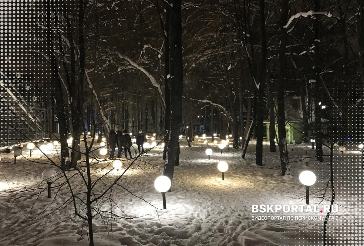 Городской парк отдыха в Перми зимой: заснеженные аллеи и светящиеся фонари