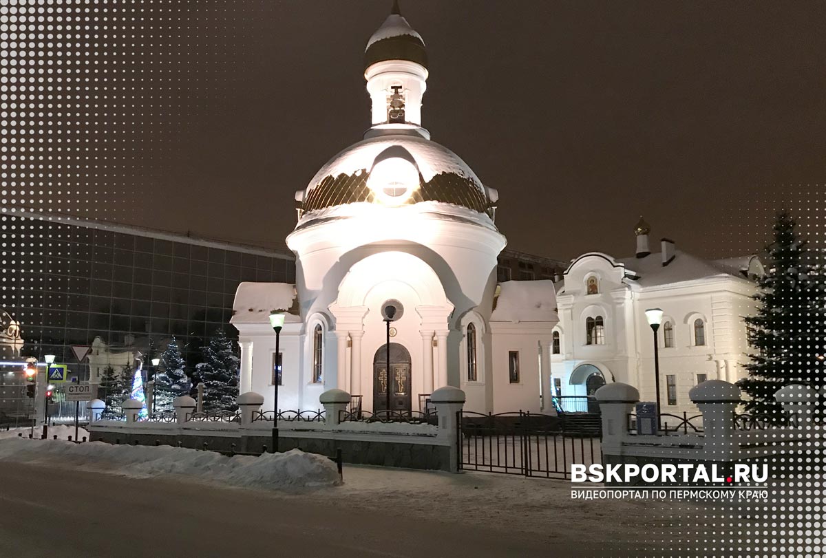 Церковь в Перми зимой: освещенный храм среди заснеженных улиц