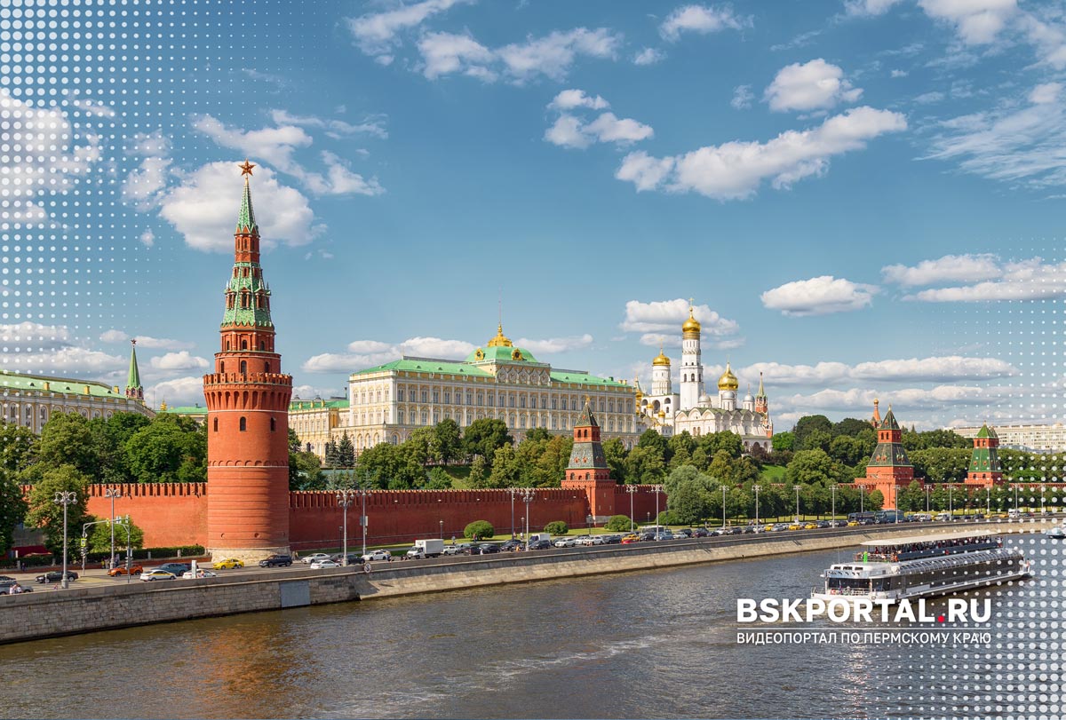 Вид на Московский Кремль, кремлёвские башни и Москву-реку в солнечный день